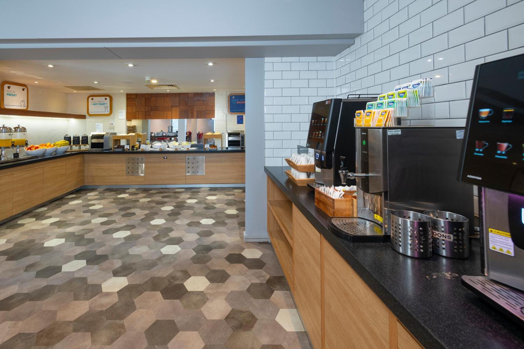 Holiday Inn Express Stevenage By Ihg Exterior foto