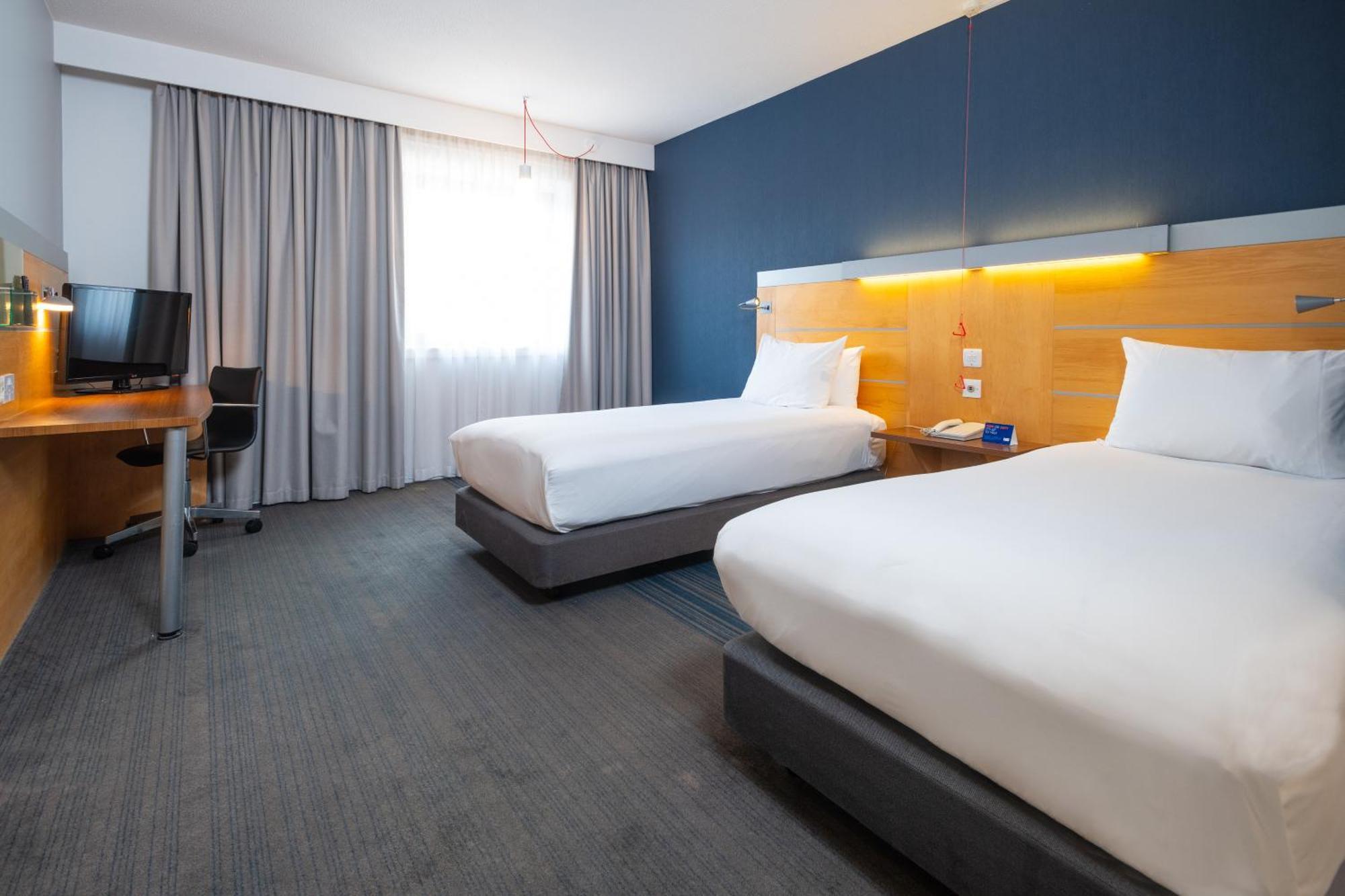Holiday Inn Express Stevenage By Ihg Exterior foto