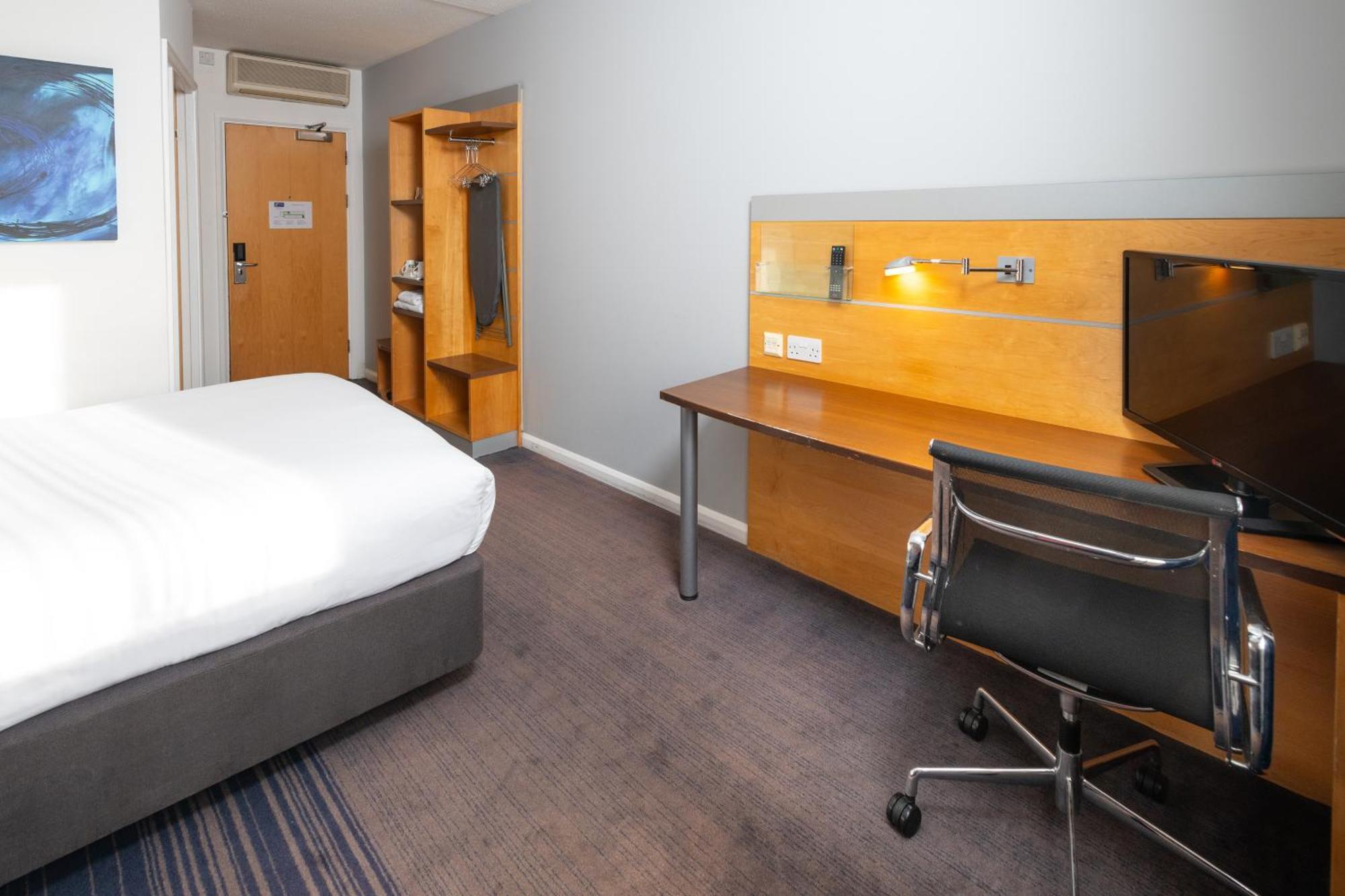 Holiday Inn Express Stevenage By Ihg Exterior foto