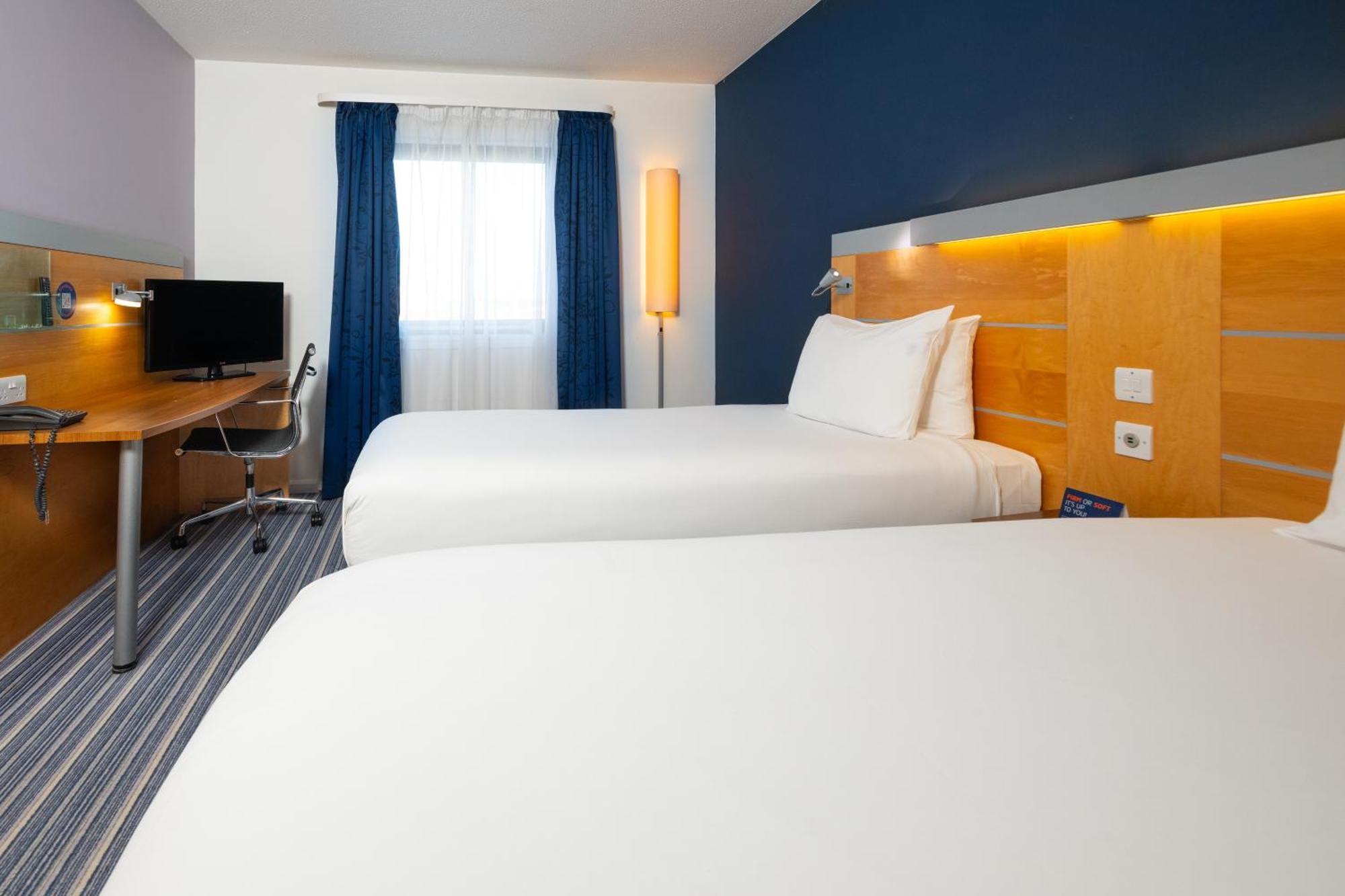Holiday Inn Express Stevenage By Ihg Exterior foto